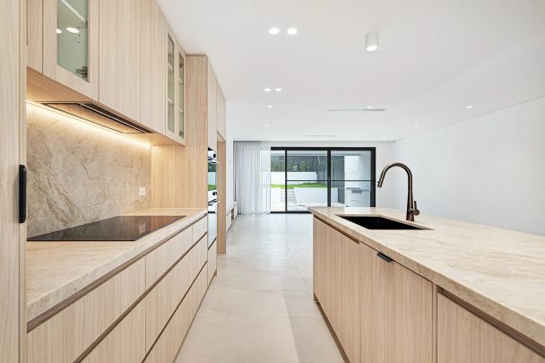 Brand New Luxury Five Bedroom Home in Ultra-Convenient Location - Photo 1