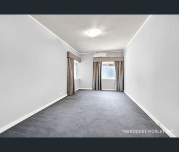 Comfortable 1 bedroom apartment in prestige building surrounded by ... - Photo 1