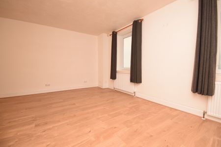 High Street - Photo 3