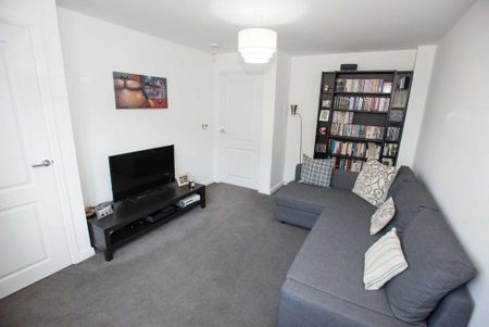 3 bedroom semi-detached house to rent - Photo 2