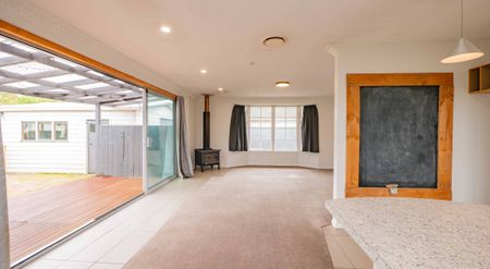 Located in a quiet cul-de-sac - Photo 2