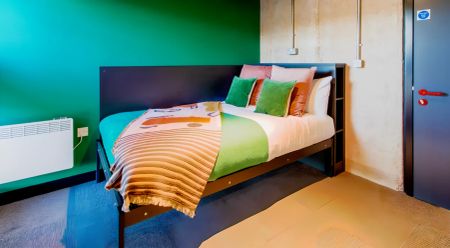 Cosy double ensuite bedroom close to Sheffield train station - Photo 2