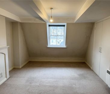 A bright and airy, top floor, one bedroom flat, on George Street in... - Photo 2