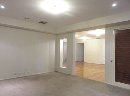 Spacious 4-Bedroom Home with Modern Amenities in Epping - Photo 4