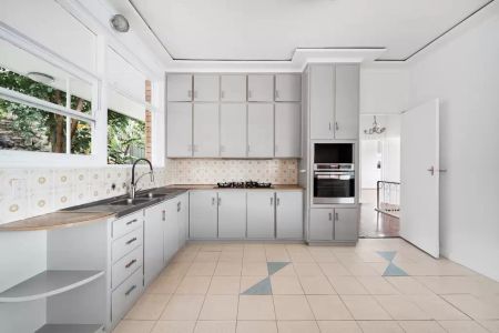 Freshly painted, spacious family home in quiet cul-de-Sac - Photo 3