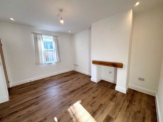 3 bedroom mid terrace to let - Photo 1