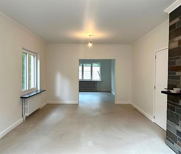 Nieuw gerenoveerd gelijkvloers appartement met garagebox te huur te Sint-Amandsberg - Photo 1