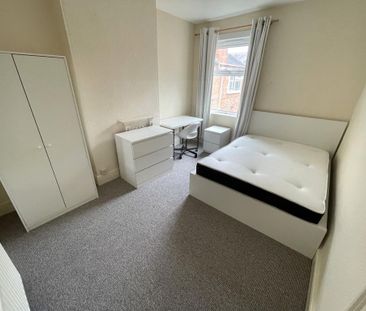 5 bedroom end of terrace house to rent - Photo 4