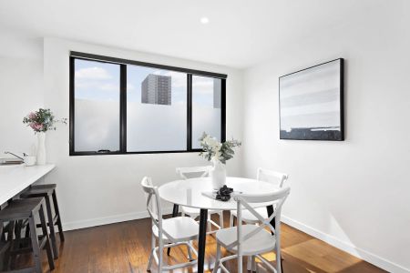Spacious Apartment in the heart of Richmond! - Photo 3
