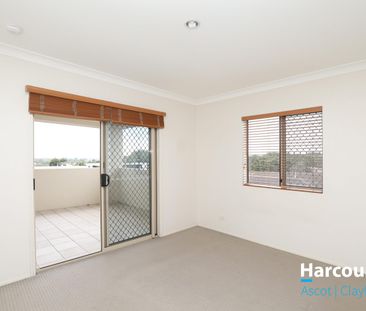 Spacious Two Bedroom Apartment - Photo 4