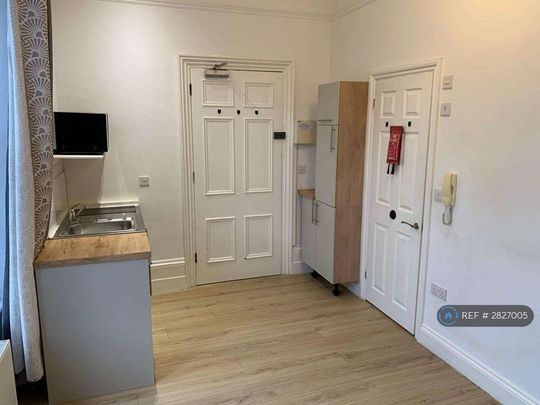 Studio to rent - Photo 1