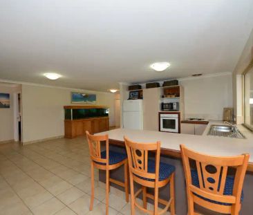 “Family home with swimming pool” - Photo 1