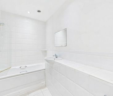 2 bedroom Flat in Coombe Way, Farnborough - Photo 5