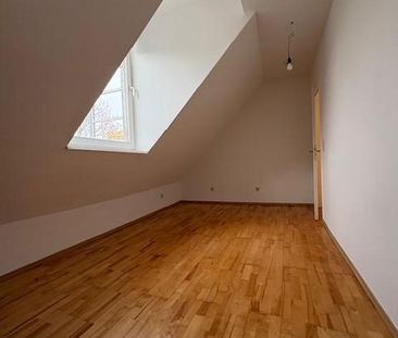 Frisch renovierte 2-Zimmer-Dachgeschosswohnung – Top-Lage nahe Berg... - Photo 1