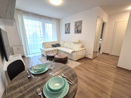 DIRECTREAL|Útulný byt s veľkou loggiou, klimatizáciou a parkovaním, URBAN RESIDENCE - Photo 3