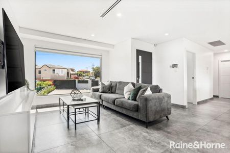 Stunning Fully Renovated Home Tucked Away in a Quiet Cul-de-Sac - Photo 4