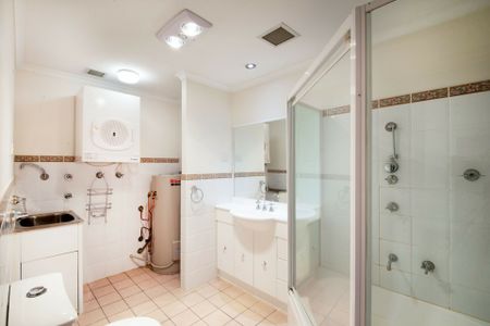 Spacious Living - Photo 5