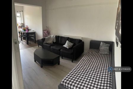 1 bedroom in a house share to rent - Photo 2