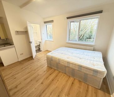 Flat, Colney Hatch Lane, London - Photo 5