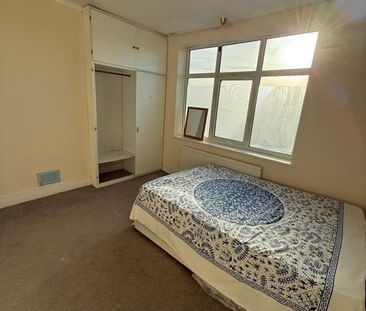 Room in a Shared House, Eastern Avenue, IG4 - Photo 3