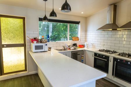 All inclusive rooms on Russell St - Available now - Photo 4