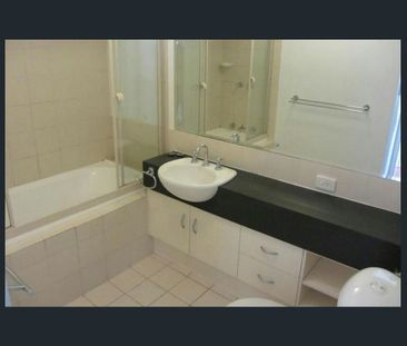 Light Fiilled 3BR CBD Townhouse, Close to Schools, Off Street Car Pkg - Photo 2