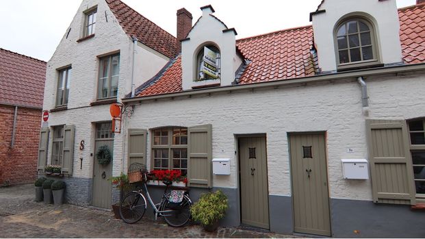 Gerenoveerde 1-slaapkamerwoning met koer te huur in Brugge - Photo 1