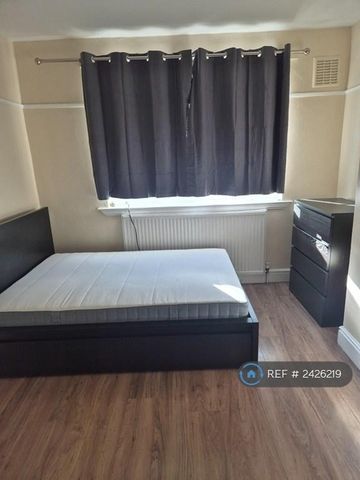 1 bedroom in a flat share to rent - Photo 4