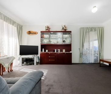 Family living with space for work and play. - Photo 1