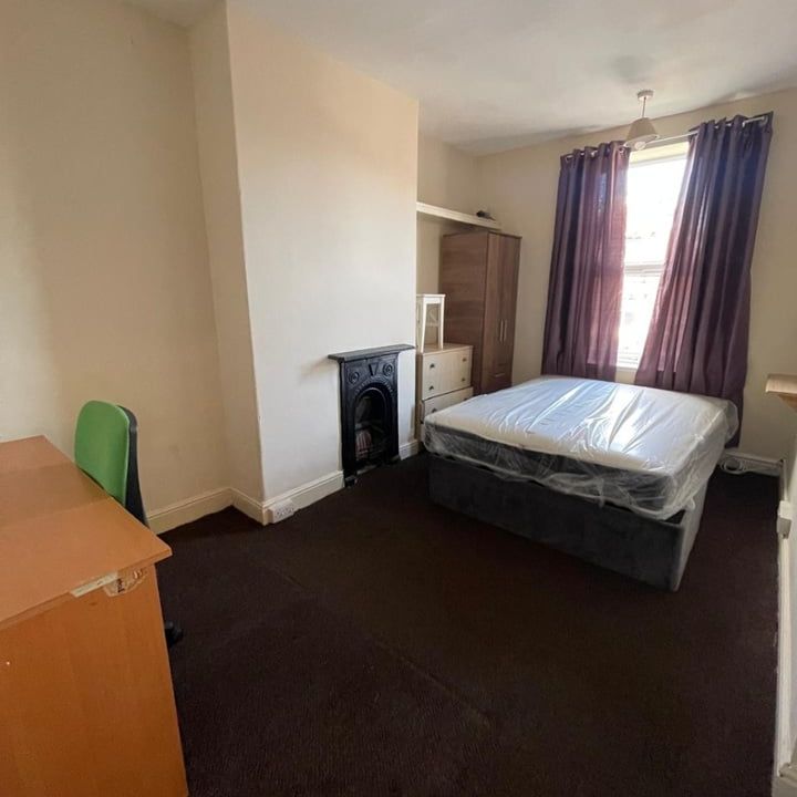 Room in a Shared House, Beckett Park, LS6 - Photo 1