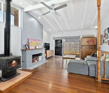 THREE BEDROOMS + DOUBLE GARAGE IN CENTRAL LOCATION - Photo 2