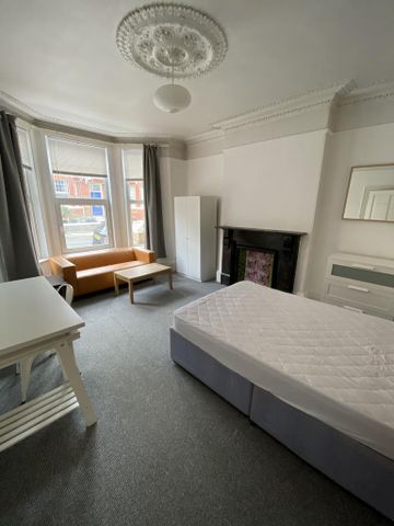 6 bedroom terraced house to rent - Photo 2