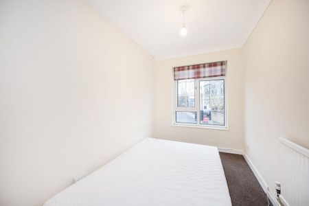 3 bedroom end of terrace house to rent - Photo 4