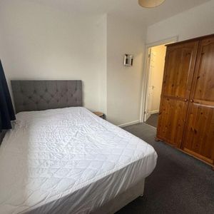 1 bedroom in a house share to rent - Photo 2