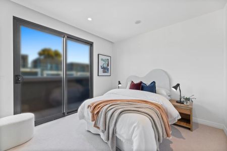 Luxurious living in a prestigious Hotham Hill location - Photo 5