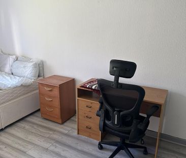 1 bedroom in a flat share to rent - Photo 2