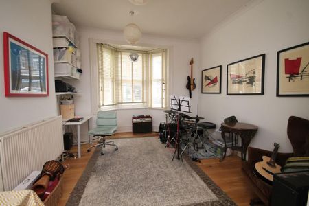 5 bedroom semi-detached house to rent - Photo 2