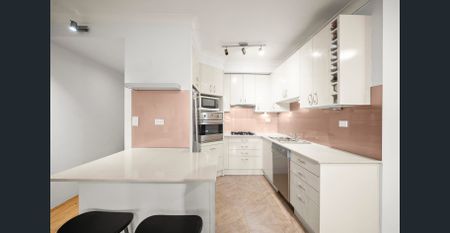 Spacious 3-Bedroom Apartment in Prime Sutherland Location - Photo 3