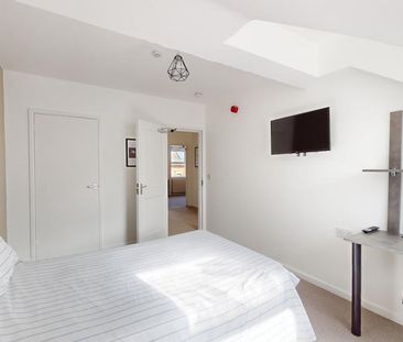 1 bedroom in a house share to rent - Photo 2
