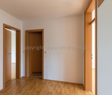 kleine 3 Zimmer Familienwohnung in Neundorf + Garage + zwei Balkone - Photo 2