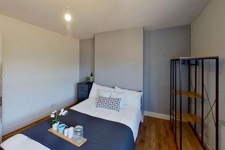 3 bedroom flat to rent - Photo 4