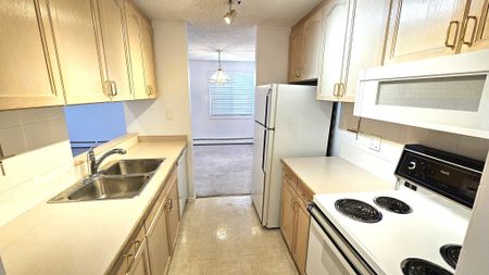 Top Floor Corner Condo – 2 Bedrooms | 40+ Building | Near Chinook Mall. - Photo 4