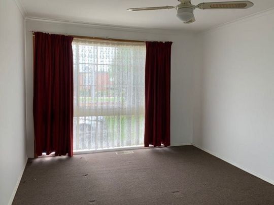 Three Bedroom Family Home, Close To Everything You Need! - Photo 1