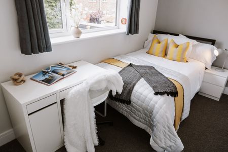 6 Bed Semi-Detached House, Whitby Avenue, M14 - Photo 2