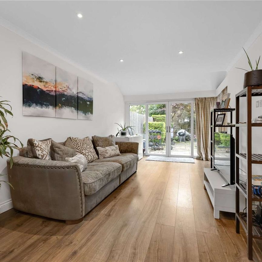 A spacious three bedroom family home in a quiet cul-de-sac. - Photo 1