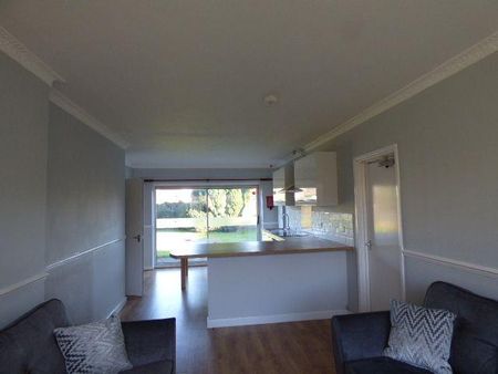 6 bedroom detached house to rent - Photo 5