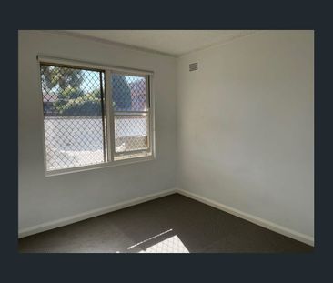 Conveniently Located Ground Floor One Bedroom Apartment - Photo 2