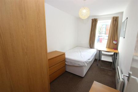 3 bedroom flat to rent - Photo 5