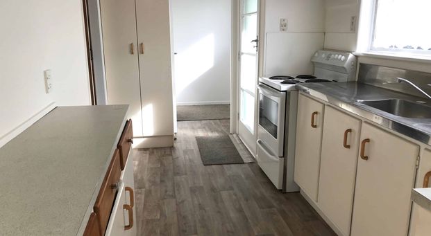 Home Alone - 2 brm plus Garage - Photo 1