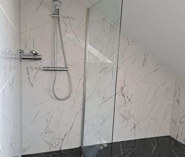 Großzügige und helle 2-ZW mit EBK, offenem Kamin und Balkon - Photo 1